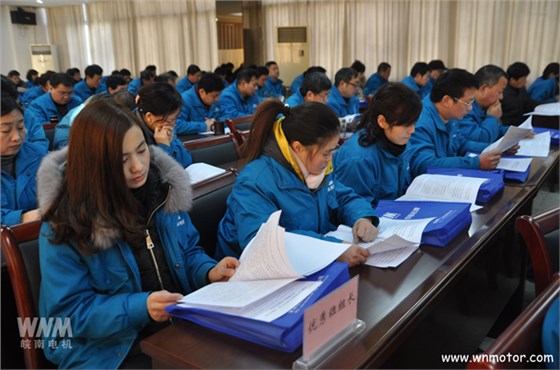 皖南電機(jī)代表們在認(rèn)真聽取工作報(bào)告 皖南電機(jī)代表們在認(rèn)真聽取工作報(bào)告