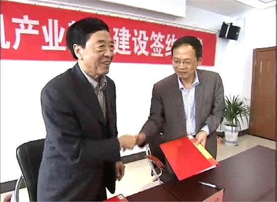 董事長(zhǎng)陳根喜簽約后握手 董事長(zhǎng)陳根喜簽約后握手