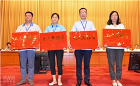 皖南電機(jī)魯雪紅上臺(tái)領(lǐng)獎(jiǎng) 皖南電機(jī)魯雪紅上臺(tái)領(lǐng)獎(jiǎng)
