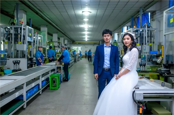 在生產(chǎn)車(chē)間留下他們幸福時(shí)刻 在生產(chǎn)車(chē)間留下他們幸福時(shí)刻