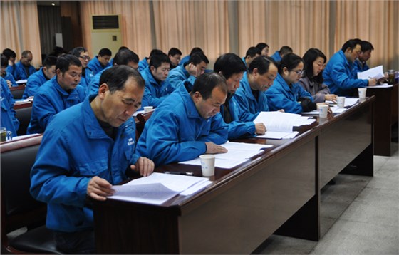 股東代表在認(rèn)真聽取工作報告 股東代表在認(rèn)真聽取工作報告