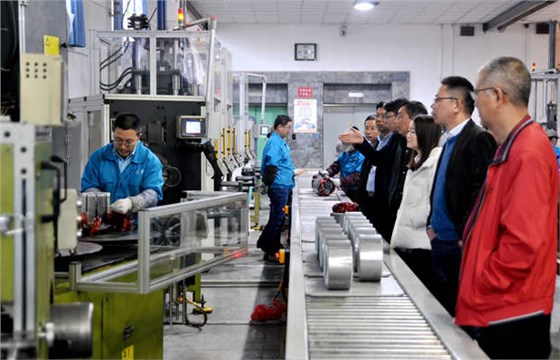 皖南電機(jī)|電機(jī)廠家:來(lái)賓在車間參觀 皖南電機(jī)|電機(jī)廠家:來(lái)賓在車間參觀