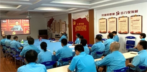 皖南電機黨委書記、副董事長管兵正在與公司黨員干部一起集中收看大會直播