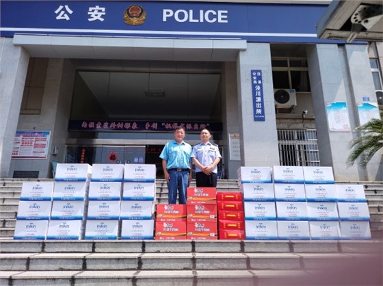 圖為公司安全環(huán)境保護處處長董萌蓓為子弟兵及公安民警送去慰問品，并致以節(jié)日的問候和祝福