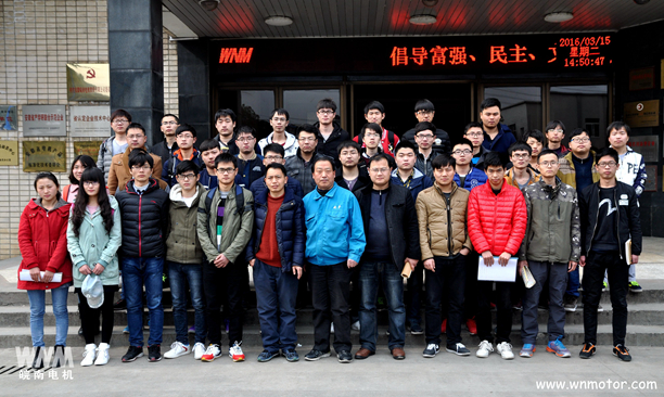 安工大在公司作畢業(yè)設(shè)計(jì)，在皖南電機(jī)合影留念