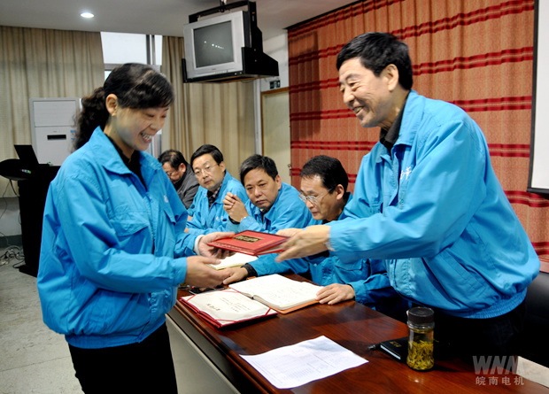 董事長(zhǎng)陳根喜為獲獎(jiǎng)部門頒獎(jiǎng)  董事長(zhǎng)陳根喜為獲獎(jiǎng)部門頒獎(jiǎng)