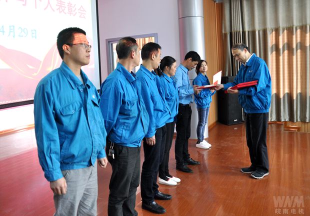 黨委書記、副董事長(zhǎng)管兵為先進(jìn)集體頒獎(jiǎng)