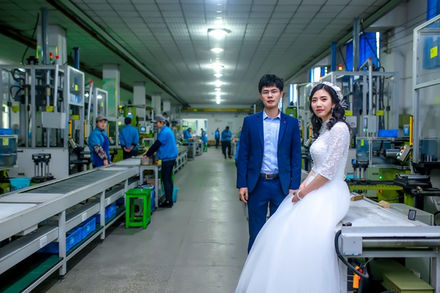 在生產(chǎn)車間留下他們幸福時(shí)刻 在生產(chǎn)車間留下他們幸福時(shí)刻