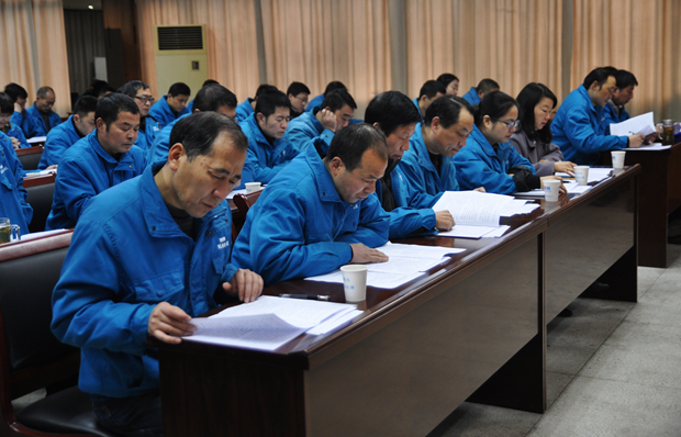 股東代表在認(rèn)真聽取工作報告 股東代表在認(rèn)真聽取工作報告