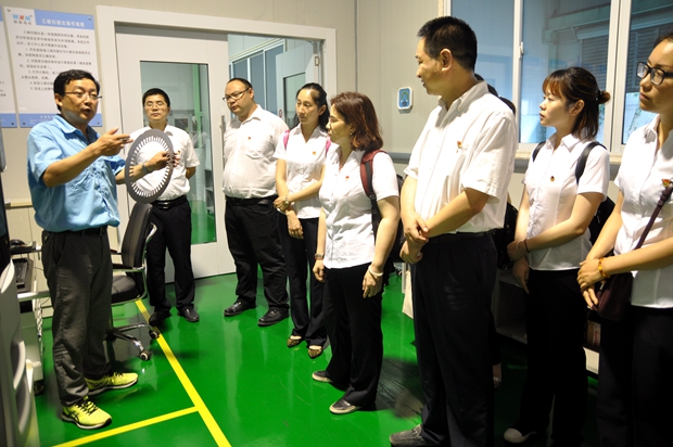 皖南電機(jī)許總向來賓介紹先進(jìn)的檢測(cè)設(shè)備 皖南電機(jī)許總向來賓介紹先進(jìn)的檢測(cè)設(shè)備