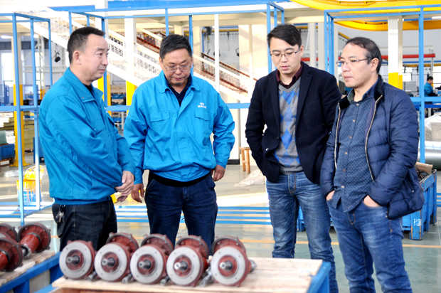 皖南電機(jī)銷售許總向來(lái)賓介紹公司生產(chǎn)情況 皖南電機(jī)銷售許總向來(lái)賓介紹公司生產(chǎn)情況