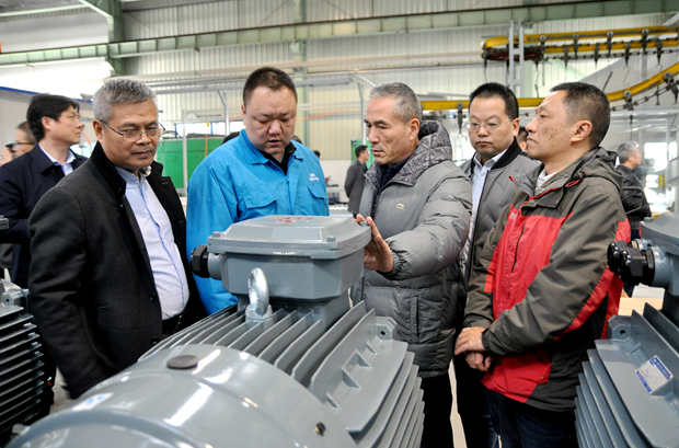 皖南電機(jī)|電機(jī)廠家:來(lái)賓在車間參觀 皖南電機(jī)|電機(jī)廠家:來(lái)賓在車間參觀