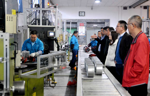 皖南電機(jī)|電機(jī)廠家:來(lái)賓在車間參觀 皖南電機(jī)|電機(jī)廠家:來(lái)賓在車間參觀