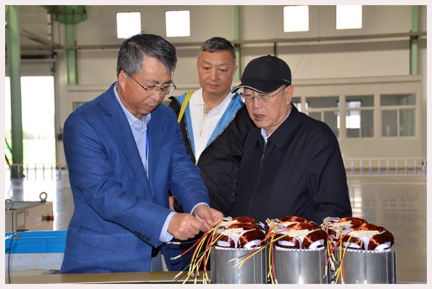 圖為中國(guó)機(jī)械工業(yè)聯(lián)合會(huì)特別顧問(wèn)蔡惟慈（右一）、上海電器科學(xué)研究所(集團(tuán))有限公司黨委書(shū)記鄒孟奇（中）在公司副總經(jīng)理孫躍（左一）的陪同下參觀皖南電機(jī)生產(chǎn)車(chē)間