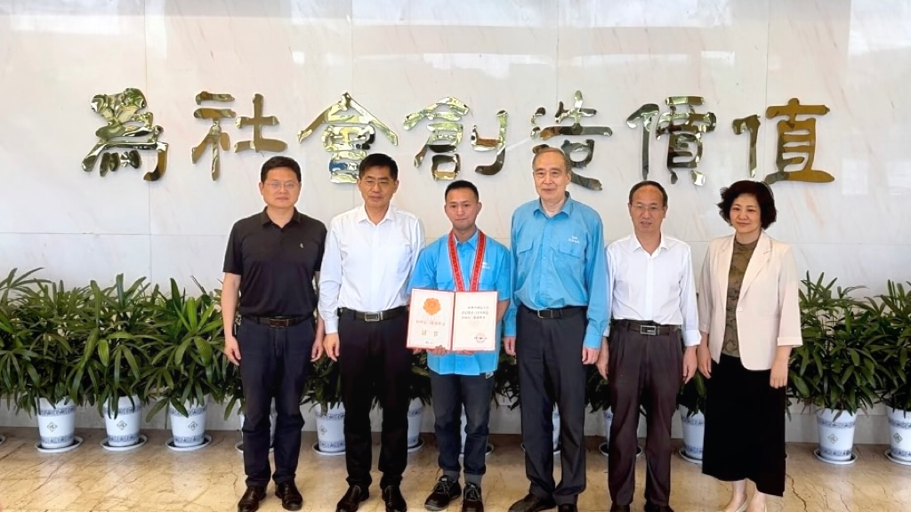 省、市總工會(huì)為皖南電機(jī)“全國(guó)五一勞動(dòng)獎(jiǎng)?wù)?rdquo;獲得者授牌頒獎(jiǎng)